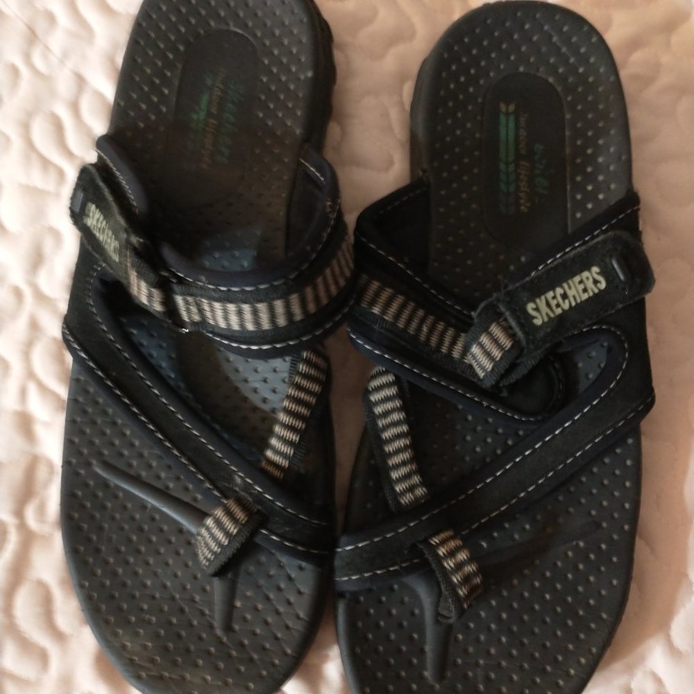 SKECHERS MEN SANDALS.... LIKE NEW